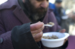 Как накормить бездомного