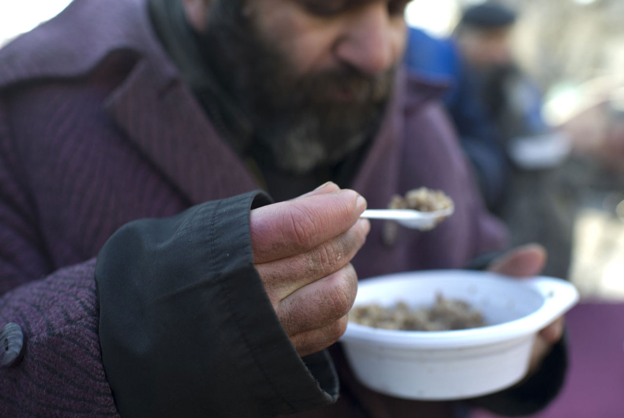 Как накормить бездомного